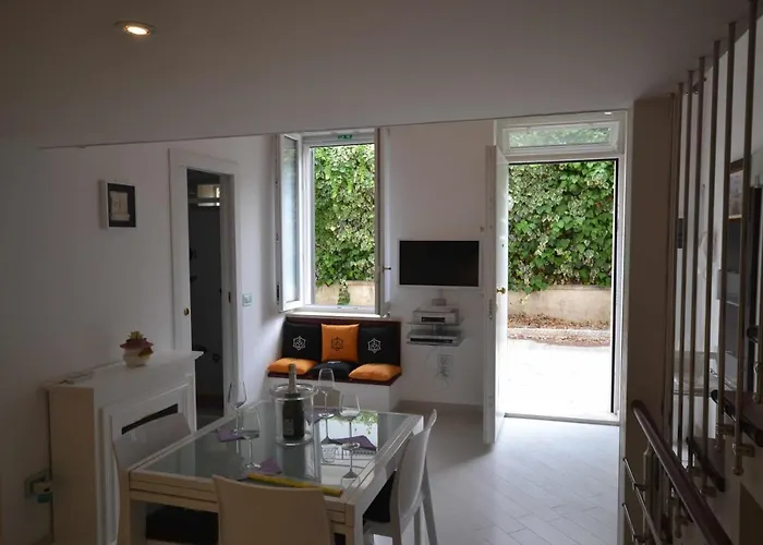 לינה וארוחת בוקר Golden Bay טרני